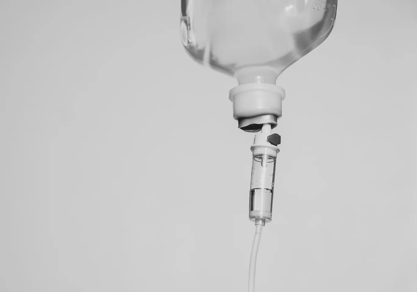 Kroplówki witaminowe Łódź: butelka soli fizjologicznej z komorą kroplową
