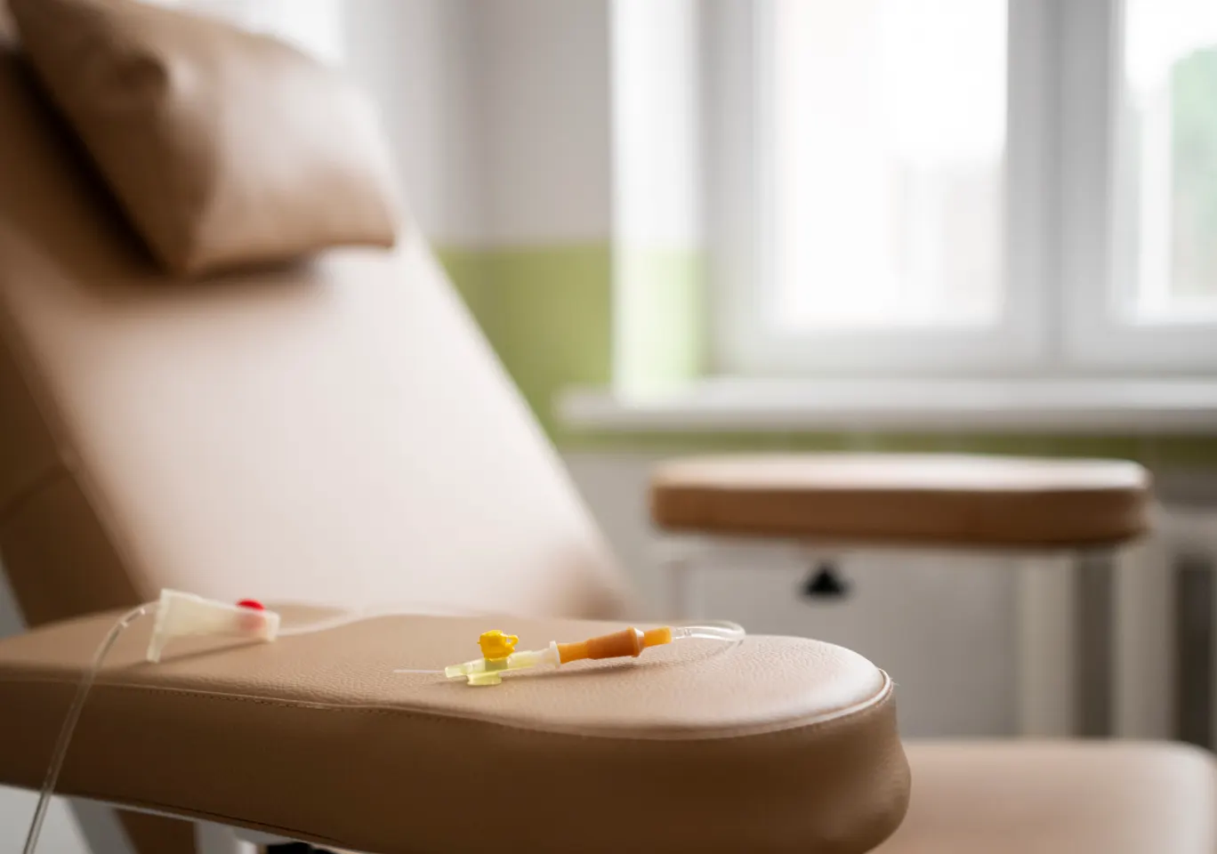 Kroplówki witaminowe Łódź: fotel zabiegowy z przygotowaną linią infuzyjną