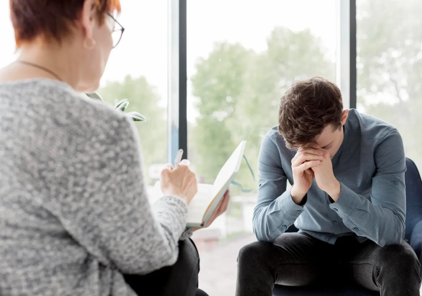 Leczenie uzależnień behawioralnych Łódź: konsultacja u terapeuty przy oknie