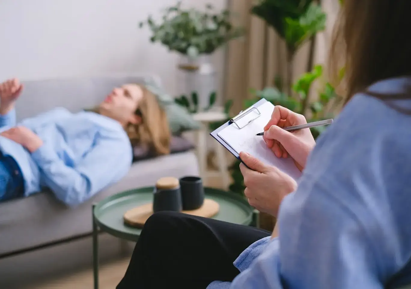 Leczenie uzależnień Łódź: sesja terapeutyczna na kozetce